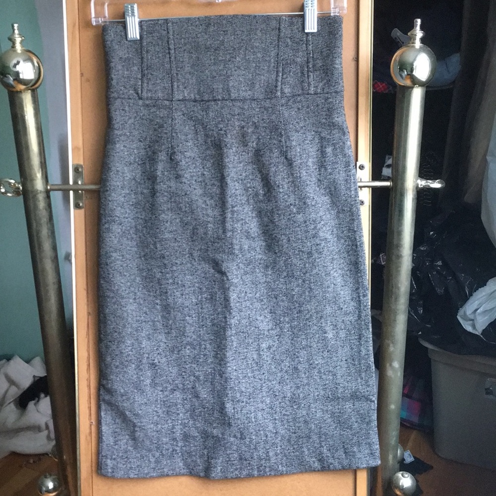 High waisted pencil skirt in grey, knee length